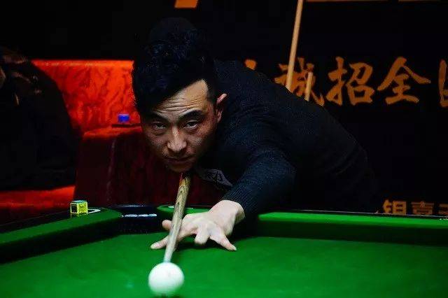 两人周围是 两人周围是